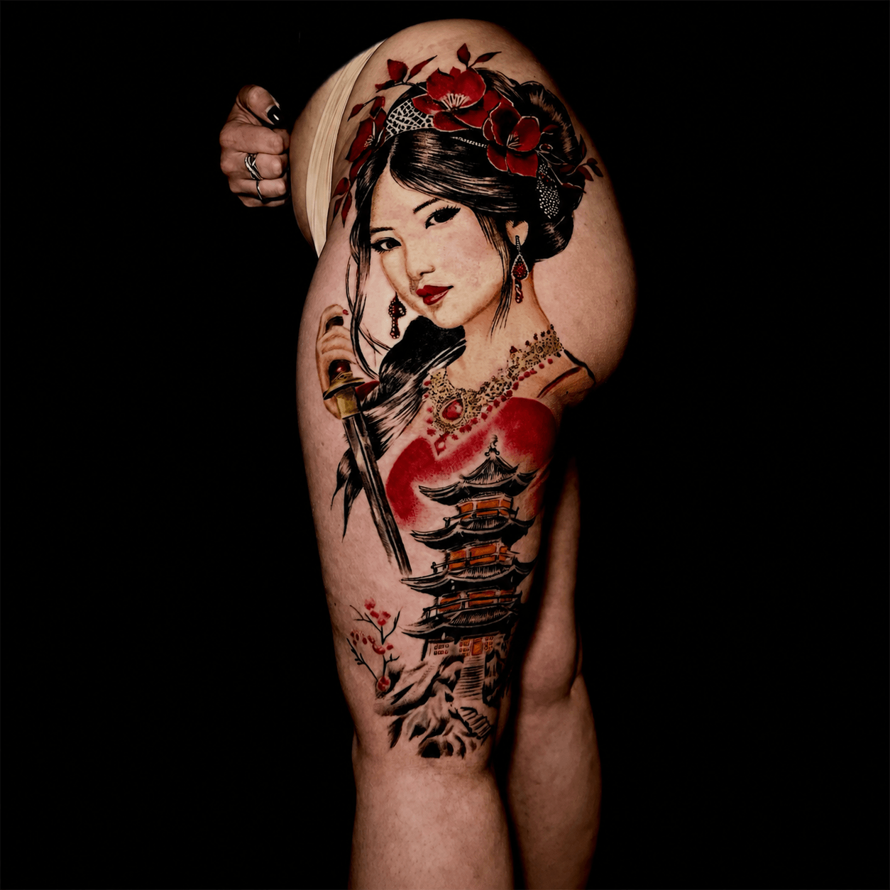 Tatouage réaliste geisha japonaise en couleurs réalisé par Jax Ink Tattoo à Saint-Gilles, La Réunion