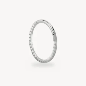 Piercing Anneau Segment Charnière Pyramides Titane G23 Argent 1,2 mm – La Réunion