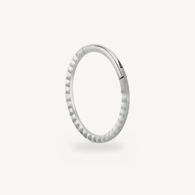 Piercing Anneau Segment Charnière Pyramides Titane G23 Argent 1,2 mm – La Réunion