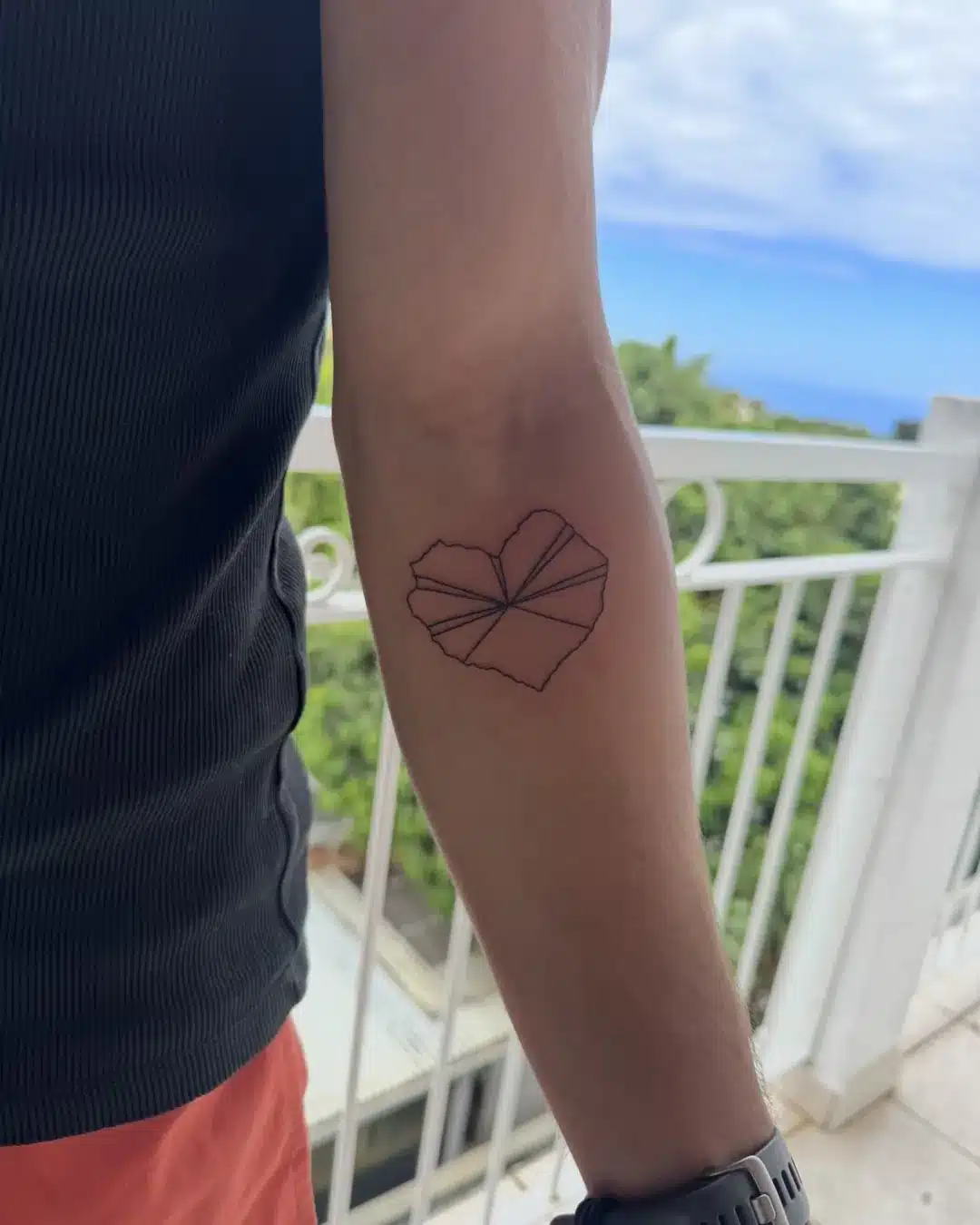 Tatouage fine line de la carte de l'île de La Réunion en forme de cœur
