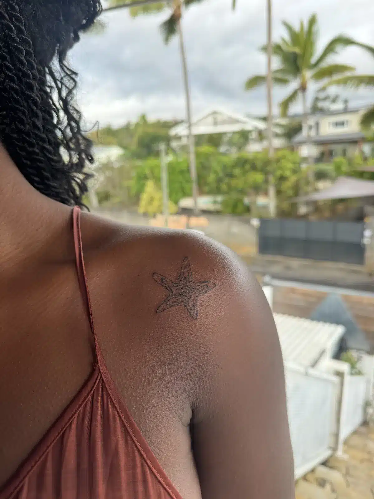 Tatouage fine line étoile de mer sur l'épaule – Jax Ink Tattoo, Saint-Gilles-les-Hauts